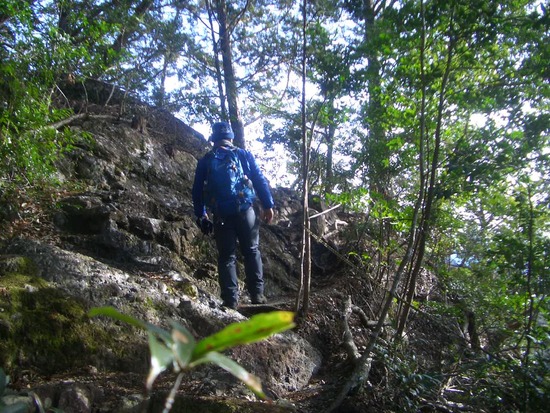 愛知鳳来寺山の鷹打場・天狗岩からの空！丁石残る参道で湯谷峠・行者越を越えて周回！