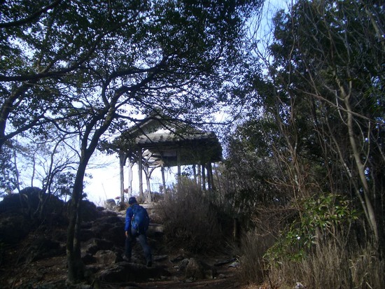 愛知鳳来寺山の鷹打場・天狗岩からの空！丁石残る参道で湯谷峠・行者越を越えて周回！