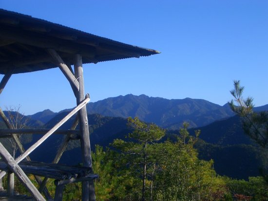 紅葉の愛知県民の森から宇連山へ！大自然感じる周回尾根を踏破