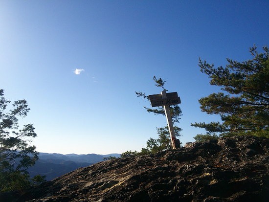 【空の欠片】天竜奥三河の空・山の稜線から見上げた青空