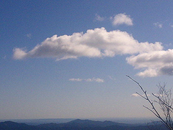 【空の欠片】天竜奥三河の空・山の稜線から見上げた青空