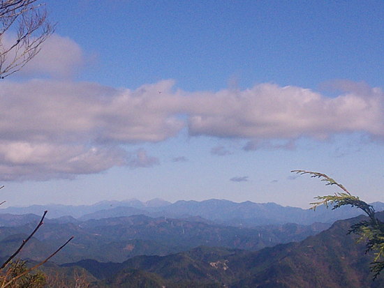 【空の欠片】天竜奥三河の空・山の稜線から見上げた青空