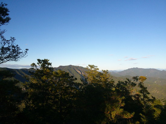 【空の欠片】天竜奥三河の空・山の稜線から見上げた青空