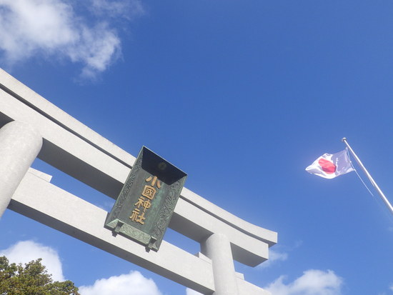 【秋の散歩道】雨あがりの小国神社・古代の森の紅葉風景