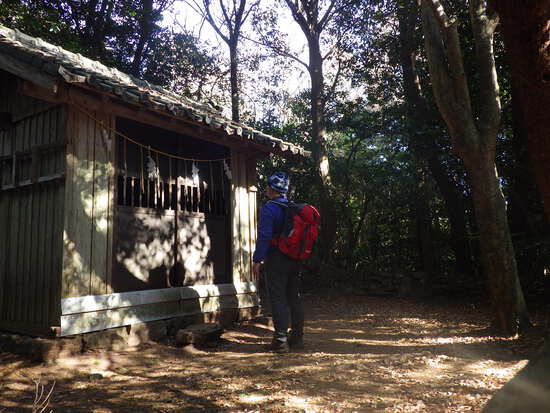 湖西連峰・坊ヶ峰へ！五葉の五滝・平尾山から冷風吹く稜線を縦走往復