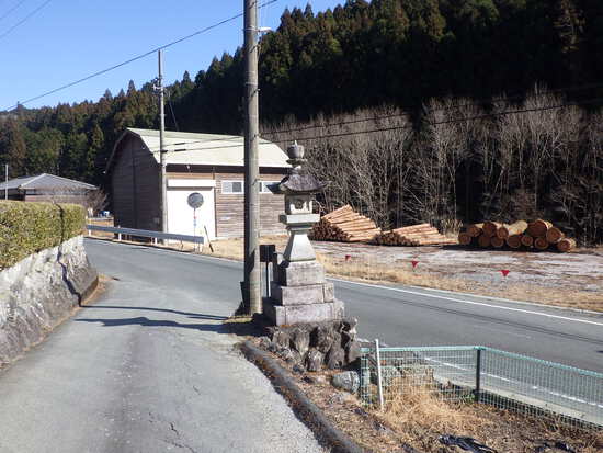 くんま水車の里から鳶ノ巣山・大日山を稜線縦走　急登と藪漕ぎを満悦