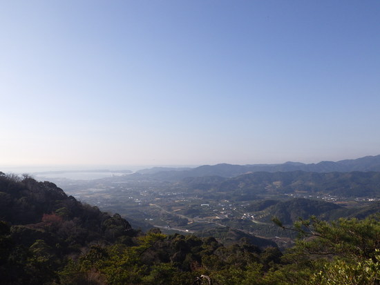 雨生山と金山を世界の桜の園から周回！早春の心地よい風の中を低山歩き