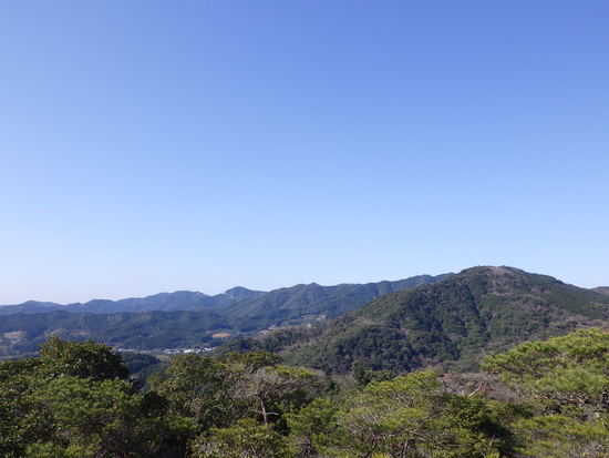 雨生山と金山を世界の桜の園から周回！早春の心地よい風の中を低山歩き