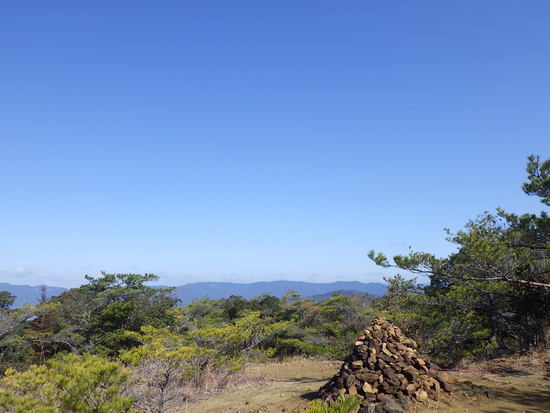 雨生山と金山を世界の桜の園から周回！早春の心地よい風の中を低山歩き