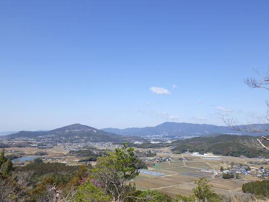 雨生山と金山を世界の桜の園から周回！早春の心地よい風の中を低山歩き