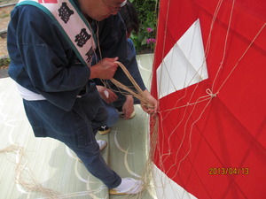 名残組凧揚会・・・初凧糸目付け