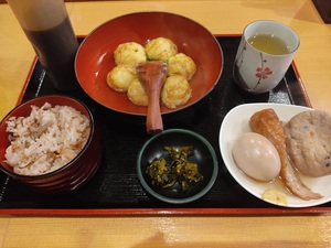 明石焼きとタコ飯。