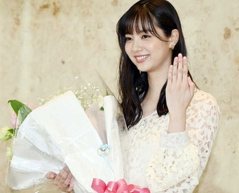 新川優愛 一般の男性と結婚 高濃度 美髪研究所スプリンク