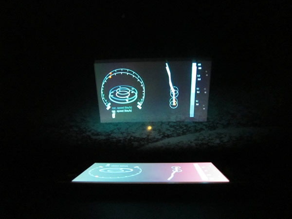 自分の車のガラスにSFっぽくメーターを浮かび上がらせるアプリ