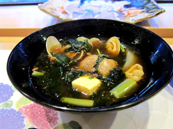 寿司屋のカウンターで握ってもらう醍醐味（寿し半／半田町）