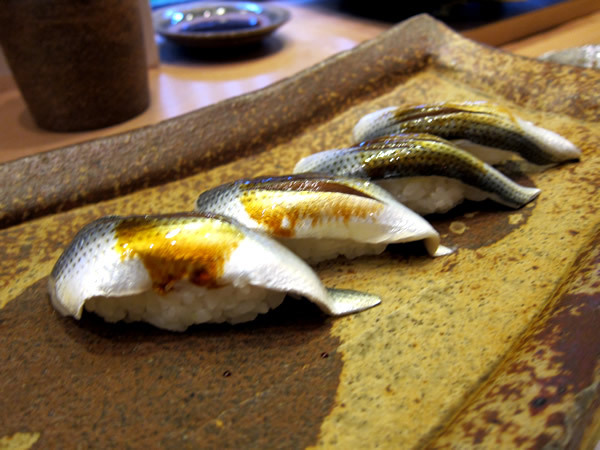 寿司屋のカウンターで握ってもらう醍醐味（寿し半／半田町）