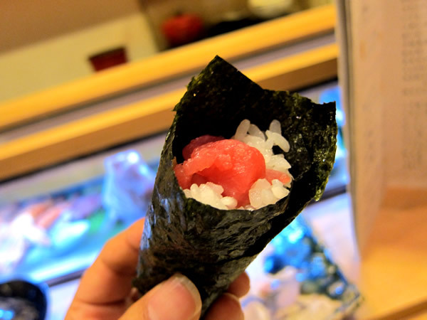 寿司屋のカウンターで握ってもらう醍醐味（寿し半／半田町）