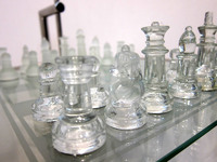 ガラス製チェスセットを楽しむ