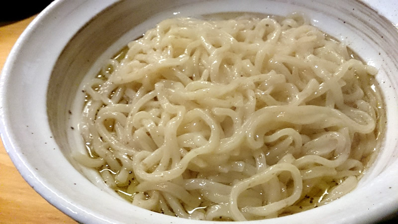 七色のまぜそば。自分だけのまぜそばが見つかる「いっとく」