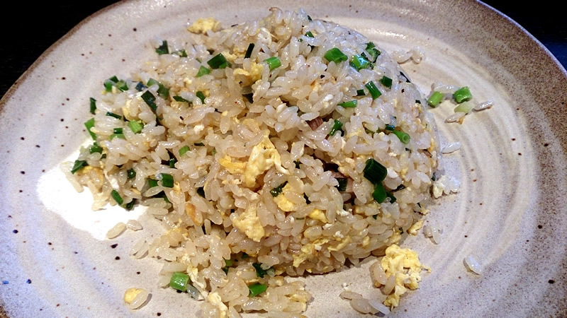 背油の浮いたスープに玉子麺。「ラーメン土蔵」