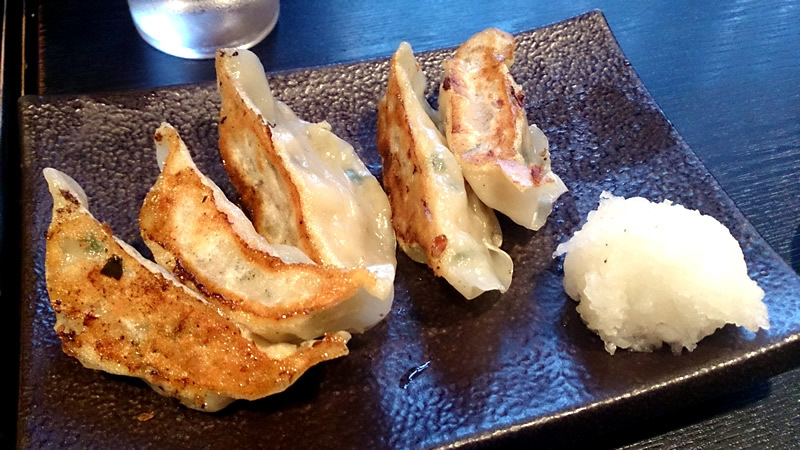 背油の浮いたスープに玉子麺。「ラーメン土蔵」