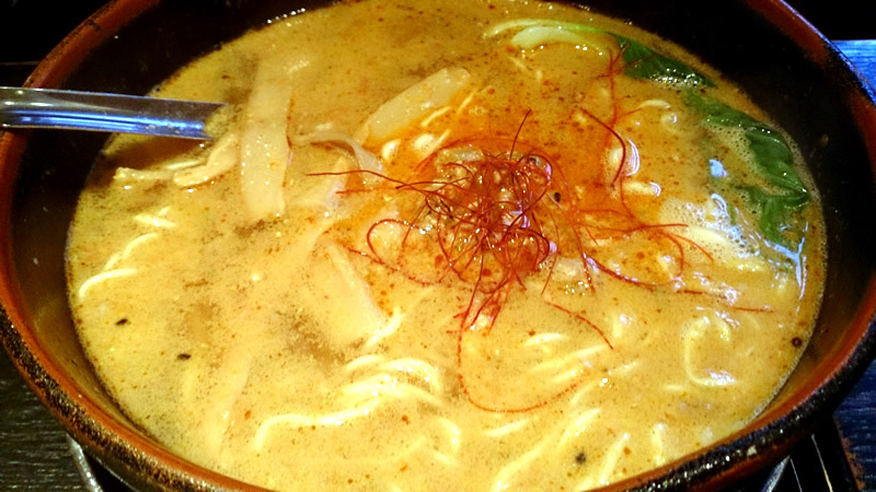 背油の浮いたスープに玉子麺。「ラーメン土蔵」