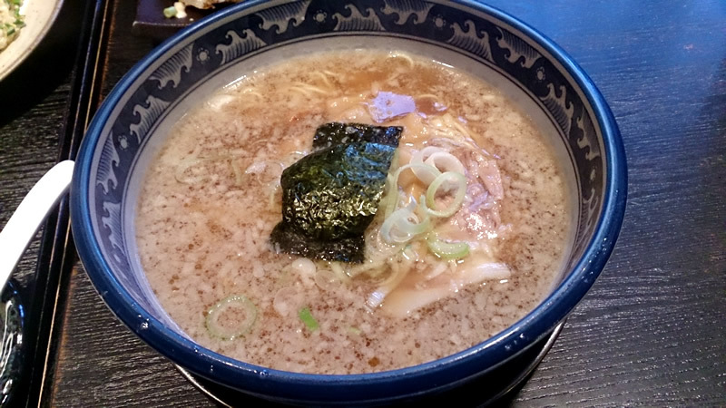 背油の浮いたスープに玉子麺。「ラーメン土蔵」