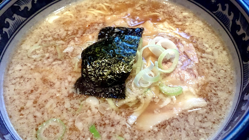 背油の浮いたスープに玉子麺。「ラーメン土蔵」