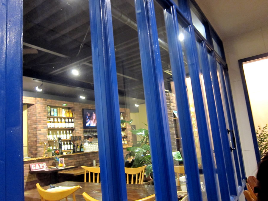CAFE No.iE ｜ ソファ席・テラス席。くつろぎ空間のカフェダイニングバー