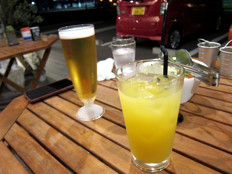 CAFE No.iE ｜ ソファ席・テラス席。くつろぎ空間のカフェダイニングバー