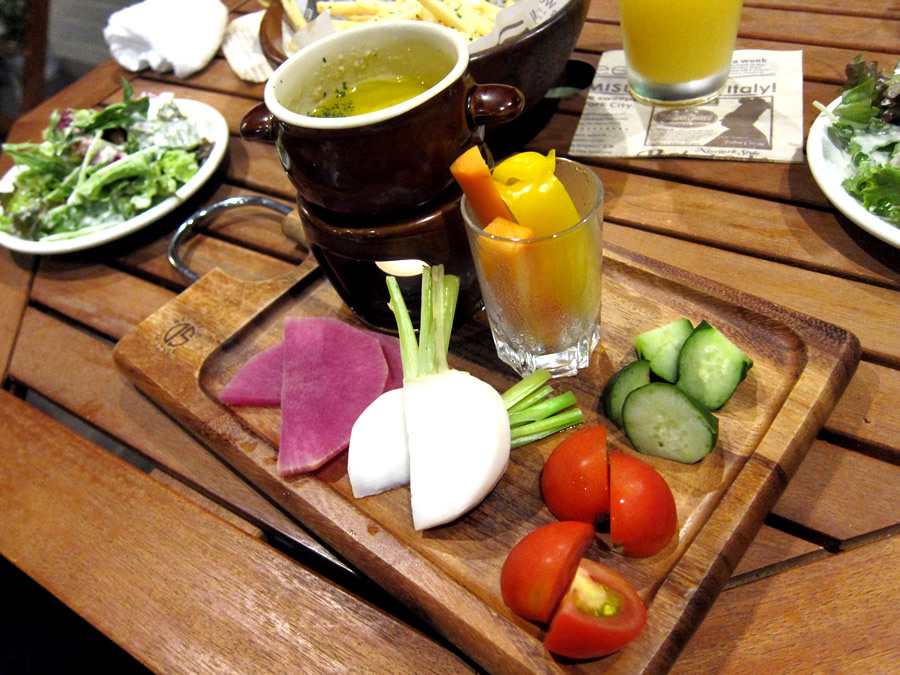 CAFE No.iE ｜ ソファ席・テラス席。くつろぎ空間のカフェダイニングバー