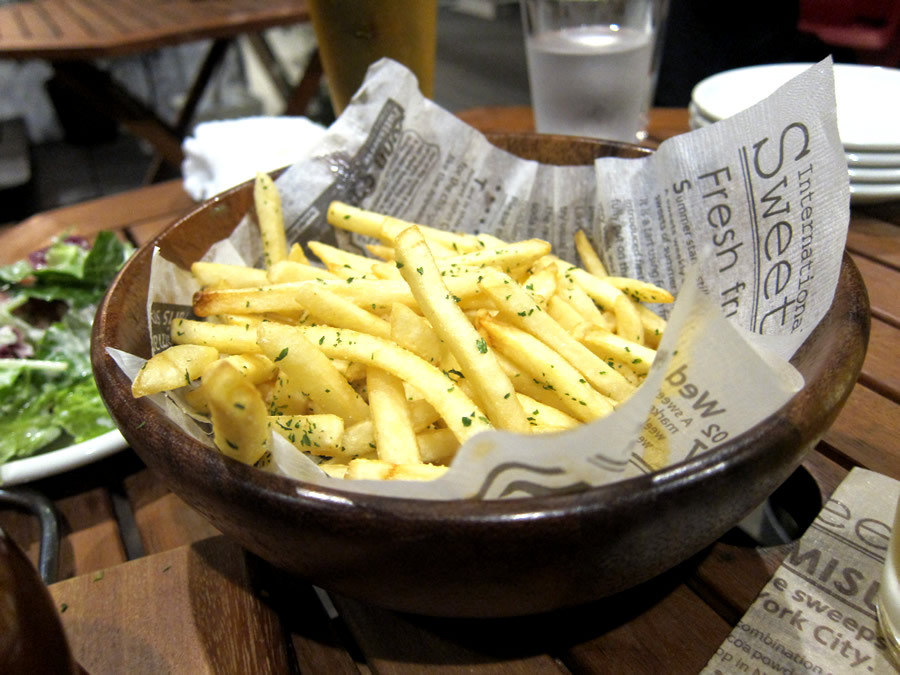 CAFE No.iE ｜ ソファ席・テラス席。くつろぎ空間のカフェダイニングバー