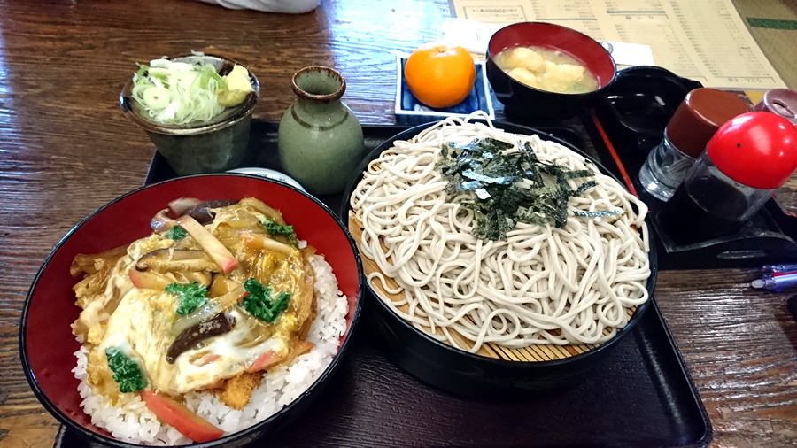 カツ丼が美味しいと評判のお蕎麦屋さんへ