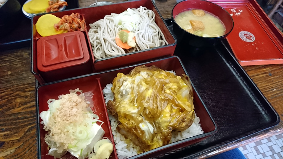 カツ丼が美味しいと評判のお蕎麦屋さんへ