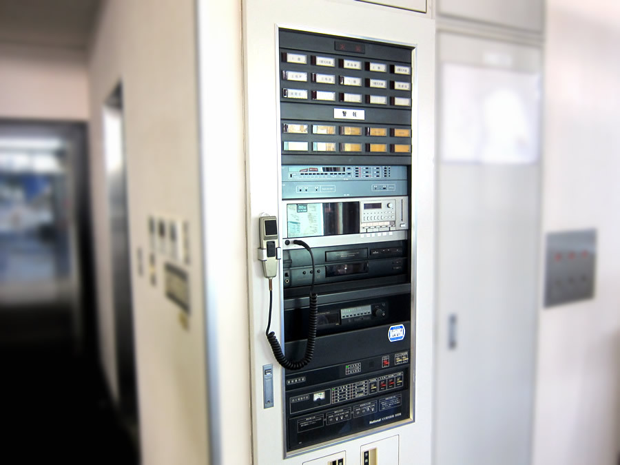 レトロな館内放送系端末ラックのデザインが今更だけどカッコいい