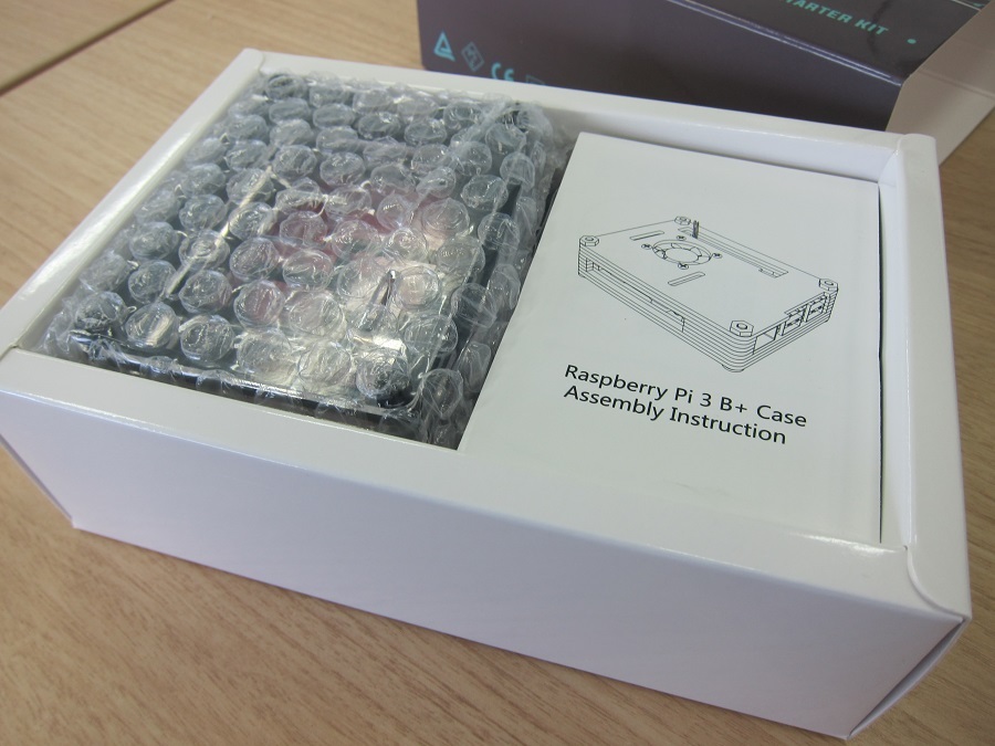 Raspberry Pi 積層式ケースのブラックとクリアの素材感がカッコイイ