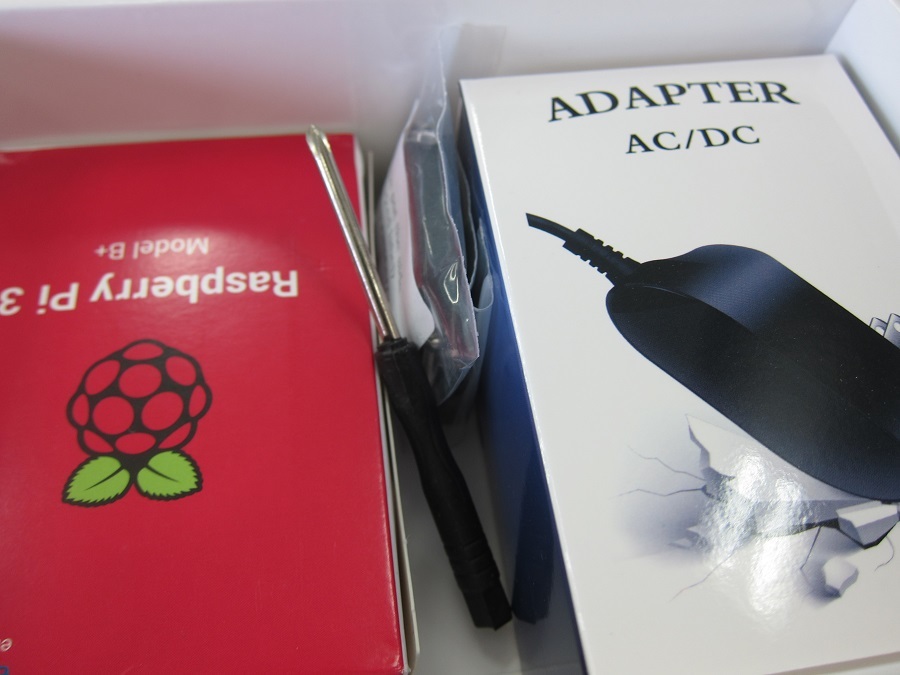 Raspberry Pi 積層式ケースのブラックとクリアの素材感がカッコイイ