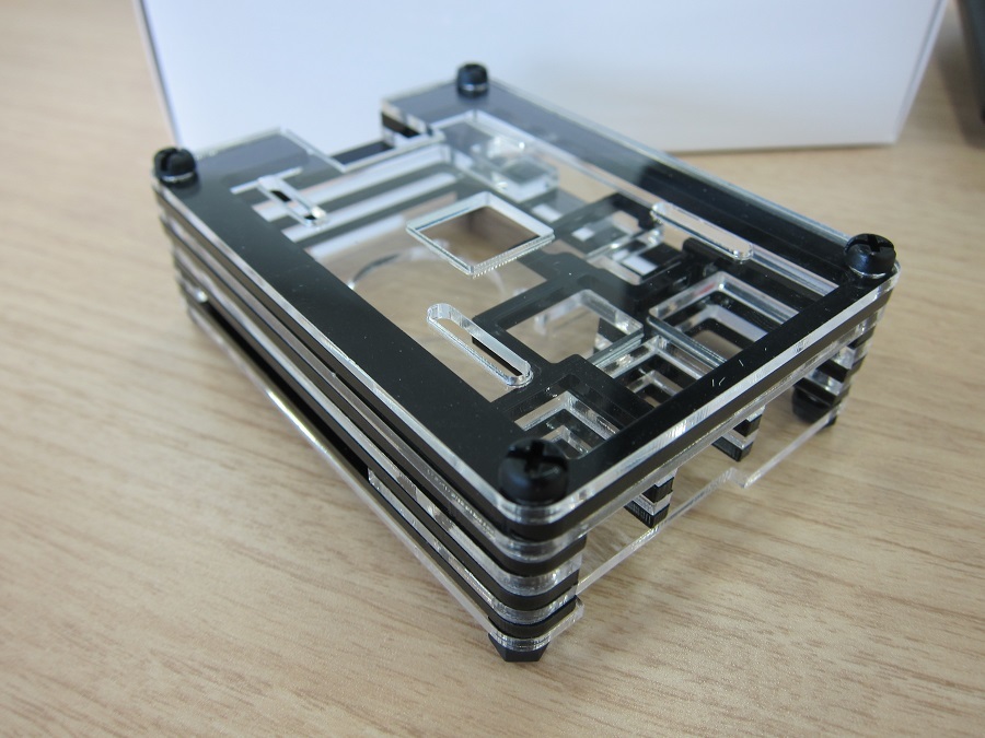 Raspberry Pi 積層式ケースのブラックとクリアの素材感がカッコイイ