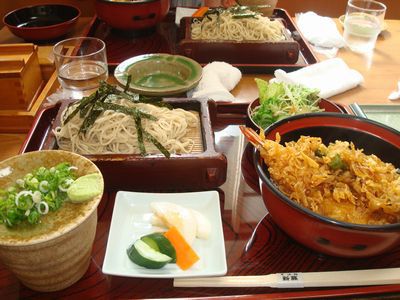 お蕎麦屋さんへ