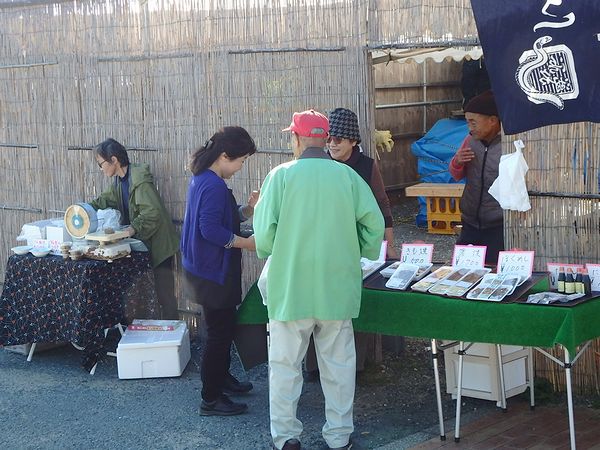 毎月第一土曜日は、海湖館朝市です！