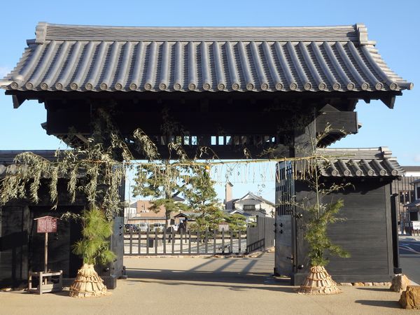 新居関所「大御門」江戸時代の正月飾り再現！